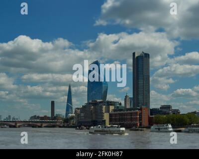 Blick auf die Wolkenkratzer (einschließlich Shard und Tate Modern) über die Themse vom Victoria Embankment aus, vor einem leuchtend blauen sommerlichen Himmel. Stockfoto