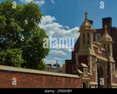 Traumhafter Blick auf die verzierten Ziegelwände des Lincoln’s Inn Felder über Fragmente eines Londoner Himmels bis zum Fata Morgana Shard am fernen Horizont Stockfoto