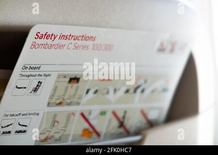 Sicherheits- und Notfallanweisungen/Führungskarte während eines Fluges in einem Flugzeug der Bombardier C-Serie/Flugzeug/Flugzeug (ein Flugzeug, das jetzt als Airbus A220 vermarktet wird). (101) Stockfoto