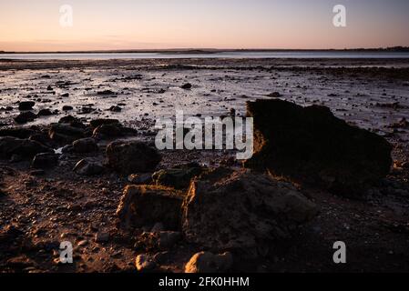 Ebbe in der Mündung des Steeple Bay River Blackwater essex Felsen Stockfoto