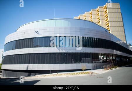 Essen, Deutschland. April 2021. Eine Außenansicht des neu gebauten ODER Traktes für Augen- und HNO-Chirurgie an der Universitätsklinik. Der Neubau des OP-Traktes für Augen- und HNO-Operationen kostete fast 70 Millionen Euro. Dies sind laut Universitätsklinikum derzeit die modernsten Operationssäle in Deutschland und Europa. Quelle: Jonas Güttler/dpa/Alamy Live News Stockfoto