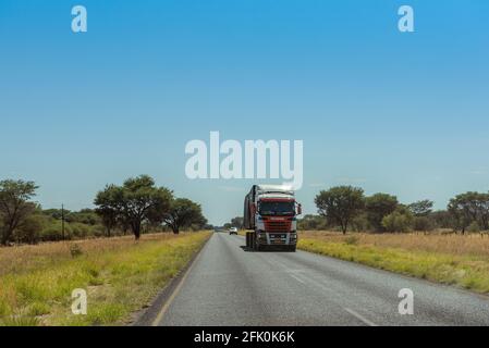 LKW auf dem Trans Kalahari Highway in der Nähe von Gobabis, Namibia Stockfoto