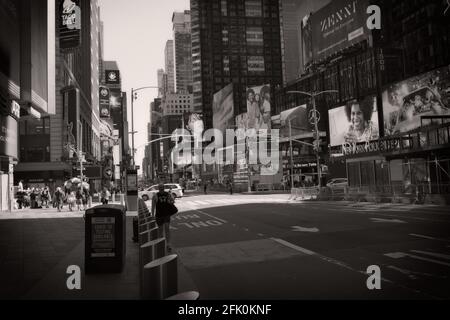 New York, NY, USA - 26. Apr 2021: Times Square blickt am frühen Morgen nach oben auf der 7th Avenue Stockfoto