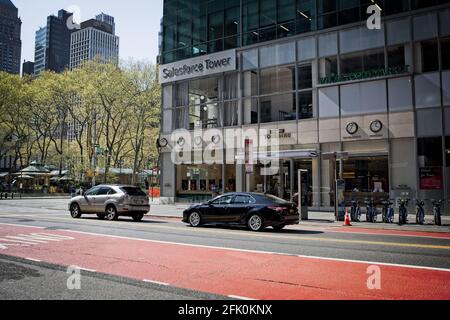 New York, NY, USA - 26. Apr 2021: Salesforce Tower auf der West 42nd Street Schild über Tourneau Uhren mit weltweiten Zeiten Stockfoto