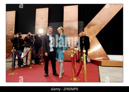 Prominente Gäste kommen für die Aufnahme der zweiten Serie von Hells...Tom Sutcliff, unabhängiger Journalist mit seiner Frau pic David Sandison 17/4/2005 Stockfoto