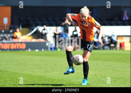 London, Großbritannien. April 2021. Charlie Estcourt (17 londoner Bienen) kontrolliert den Ball während des FA-Meisterschaftsspiel der Frauen zwischen London Bees und Blackburn Rovers, England. Kredit: SPP Sport Pressefoto. /Alamy Live News Stockfoto