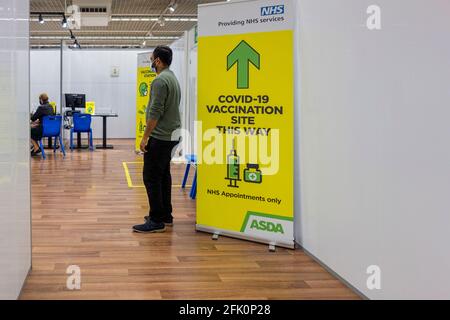 NHS Covid-19 Impfzentrum in Asda, Watford Hertfordshire Großbritannien - Zeichen für Covid-19 Impfzentrum Stockfoto