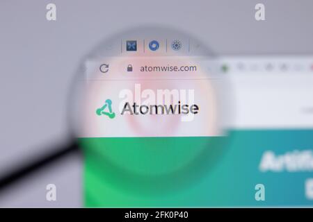 New York, USA - 26. April 2021: Atomwise Logo close-up auf Website-Seite, illustrative Editorial Stockfoto