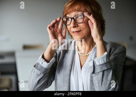Porträt einer Frau, die ihre stilvolle Brille trägt Stockfoto