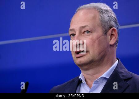 Brüssel, Belgien. April 2021. Der österreichische Europaabgeordnete Andreas Schieder nimmt am 27. April 2021 an einer Pressekonferenz zum EU-UK Handels- und Kooperationsabkommen in Brüssel, Belgien, Teil. Kredit: ALEXANDROS MICHAILIDIS/Alamy Live Nachrichten Stockfoto
