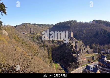 Schließen Sie Blick auf die Burg Ruine der Niederburg Manderscheid in der Eifel, Deutschland im Frühjahr. Stockfoto