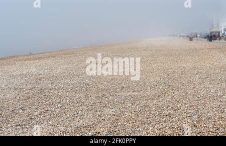 Leerer Strand in Seaford, East Sussex mit Meeresnebel Stockfoto