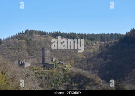 Schließen Sie Blick auf die Burg Ruine der Niederburg Manderscheid in der Eifel, Deutschland im Frühjahr. Stockfoto