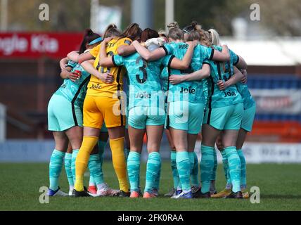 Chesterfield, England, 25. April 2021. Liverpool-Team huddle während des Spiels der FA Women's Championship im Technique Stadium, Chesterfield. Bildnachweis sollte lauten: Simon Bellis / Sportimage Stockfoto