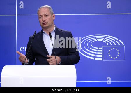 Brüssel, Belgien. April 2021. Der österreichische Europaabgeordnete Andreas Schieder nimmt am 27. April 2021 an einer Pressekonferenz zum EU-UK Handels- und Kooperationsabkommen in Brüssel, Belgien, Teil. Kredit: ALEXANDROS MICHAILIDIS/Alamy Live Nachrichten Stockfoto