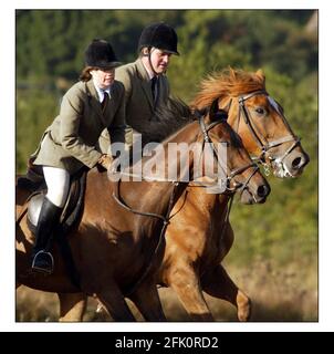 Die Worsley Familie Graham, Georgie und die Kinder Hector und Tabitha nehmen an der Old Surrey Berstow und Kent Jagd Teil, in der Nähe von Blindley HeathPHOTOGRAPH VON DAVID SANDISON 15/9/2004 Stockfoto