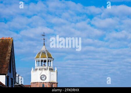 Clock Tower in High Street, Burnham-on-Crouch an einem hellen und sonnigen Frühlingsmorgen Stockfoto