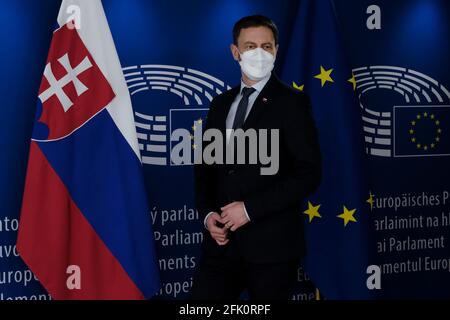 Brüssel, Belgien. April 2021. Der slowakische Premierminister Eduard Heger wird vor einem Treffen am 27. April 2021 in Brüssel vom Präsidenten des Europäischen Parlaments, David Sassoli, begrüßt. Kredit: ALEXANDROS MICHAILIDIS/Alamy Live Nachrichten Stockfoto