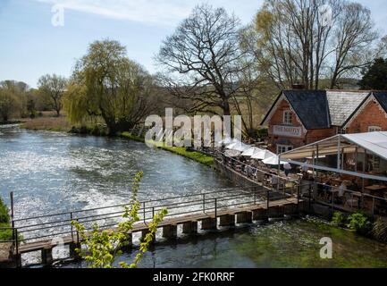 Fullerton in der Nähe von Stockbridge, Hampshire, England, Großbritannien. 2021. Englisches Pub-Restaurant mit Blick auf den River Test in der Nähe von Stockebridge, Großbritannien. Stockfoto