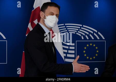 Brüssel, Belgien. April 2021. Der slowakische Premierminister Eduard Heger wird vor einem Treffen am 27. April 2021 in Brüssel vom Präsidenten des Europäischen Parlaments, David Sassoli, begrüßt. Kredit: ALEXANDROS MICHAILIDIS/Alamy Live Nachrichten Stockfoto