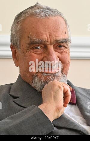 Prag, Tschechische Republik. April 2021. Karel Schwarzenberg, ehemaliger tschechischer Außenminister und aktueller TOP-09-Abgeordneter, hört am 27. April 2021 in Prag die Rede des ukrainischen Botschafters Jewhen Perebyinis, von dessen Händen der höchste staatliche Orden der Ukraine, der Orden des Fürsten Jaroslaw des Weisen, 2. Klasse, übernommen wurde. Tschechische Republik. Quelle: Michal Kamaryt/CTK Photo/Alamy Live News Stockfoto