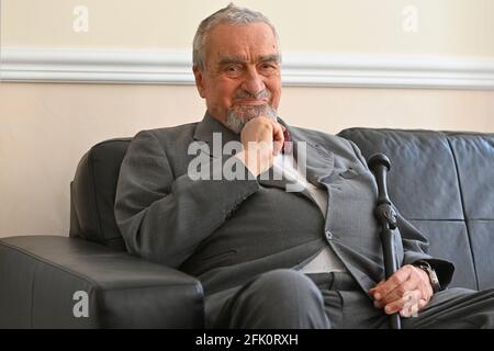 Prag, Tschechische Republik. April 2021. Karel Schwarzenberg, ehemaliger tschechischer Außenminister und aktueller TOP-09-Abgeordneter, hört am 27. April 2021 in Prag die Rede des ukrainischen Botschafters Jewhen Perebyinis, von dessen Händen der höchste staatliche Orden der Ukraine, der Orden des Fürsten Jaroslaw des Weisen, 2. Klasse, übernommen wurde. Tschechische Republik. Quelle: Michal Kamaryt/CTK Photo/Alamy Live News Stockfoto