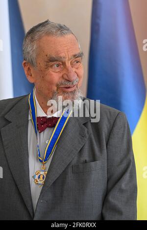 Prag, Tschechische Republik. April 2021. Karel Schwarzenberg, ehemaliger tschechischer Außenminister und aktueller TOP-09-Abgeordneter, spricht, nachdem ihm der ukrainische Botschafter Jewhen Perebyinis am 27. April 2021 in Prag die höchste staatliche Verdienstorde der Ukraine, den Orden des Fürsten Jaroslaw des Weisen, 2. Klasse, überreicht hat. Tschechische Republik. Quelle: Michal Kamaryt/CTK Photo/Alamy Live News Stockfoto