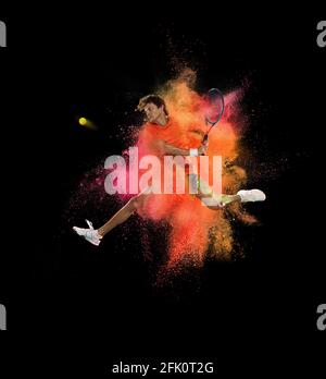 Ein Tennisspieler in Explosion von farbigem Neonpulver isoliert Auf schwarzem Hintergrund Stockfoto