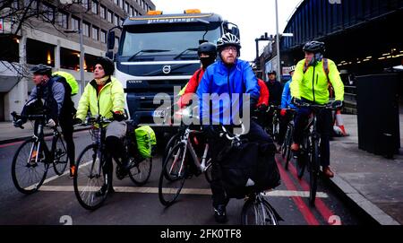 Fahrradpendler warten an der Ampel mit Stockfoto