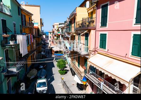 Manarola, Ligurien, Italien. Juni 2020. Der Charme der Gassen des Küstendorfes, die Häuser mit farbigen Fassaden blicken auf die Straße. Wunderschönes Su Stockfoto