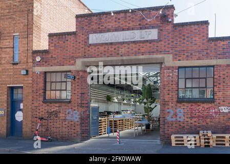 Wine Freedom in Floodgate Street, Digbeth, Birmingham ist eine Weinbar, ein Weinladen und eine Weinschule, die sich auf biologischen, natürlichen und veganen Wein spezialisiert hat Stockfoto