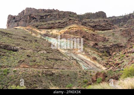 Bläuliche Schichten auf der Innenseite eines Krater, die durch die Veränderung der Mineralien durch die Lava aus dem Vulkan entstehen. Sie sind in M als „Los Azulejos“ bekannt Stockfoto