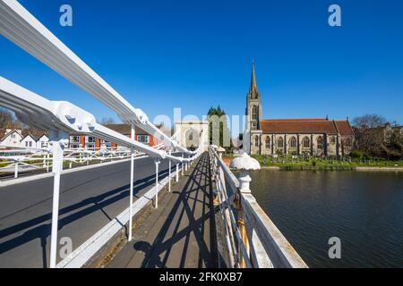 Marlow Suspension Bridge an der Themse mit All Saints Church, Marlow, Buckinghamshire, England, Vereinigtes Königreich, Europa Stockfoto