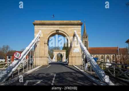 Marlow Suspension Bridge an der Themse mit All Saints Church, Marlow, Buckinghamshire, England, Vereinigtes Königreich, Europa Stockfoto