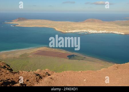 Die Küste von Mirador del Rio und Blick auf Graciosa Insel auf Lanzarote in Spanien Stockfoto