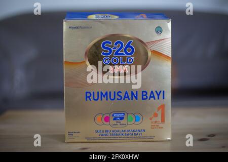 K, MALAYSIA - 25. Apr 2021: Wyeth Nutrition Produkt. Babymilchpaket auf unscharfem Hintergrund isoliert. S – 26 Gold SMA Stockfoto