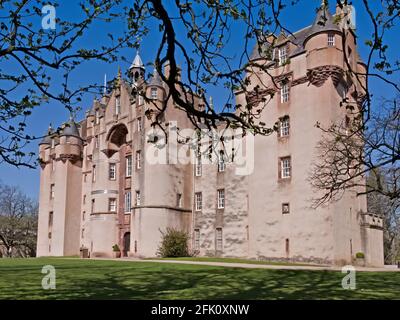 Vorderansicht von Fyvie Castle bei Frühlingssonne Stockfoto