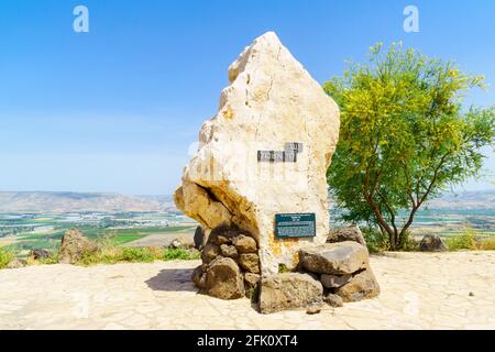 Menahamiya, Israel - 21. April 2021: Denkmal für Premierminister Levi Eshkol und Landschaft des Unteren Jordantals. Nord-Israel Stockfoto