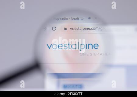 New York, USA - 26. April 2021: Voestalpine-Logo close-up auf Website-Seite, illustrative Editorial Stockfoto