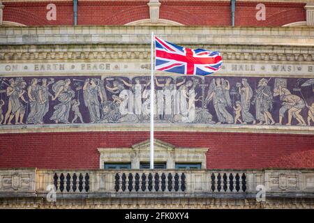 Die Union Jack-Flagge, die auf der Außenseite der Royal Albert Hall vom Albert Memorial aus, Kensington, London, Großbritannien, Europa, fliegt Stockfoto