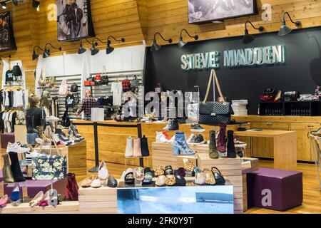 New York, USA. September 2017. Der neue Steve Madden Flagship Store am Freitag, den 29. September 2017, am Times Square in New York. (Foto von Richard B. Levine) Quelle: SIPA USA/Alamy Live News Stockfoto