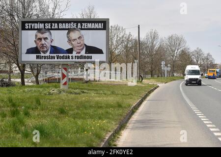 Hustopece, Tschechische Republik. April 2021. Die Plakatwand mit der Aufschrift „Ich schäme mich für Babis und Zeman!; Miroslav Vodak mit Familie“ und Fotos des tschechischen Ministerpräsidenten Andrej Babis, links, und des Präsidenten Milos Zeman, wurde in der Nähe der Hauptstraße in Hustopece, Tschechische Republik, eingeklebt, abgebildet am 27. April 2021. Quelle: Vaclav Salek/CTK Photo/Alamy Live News Stockfoto