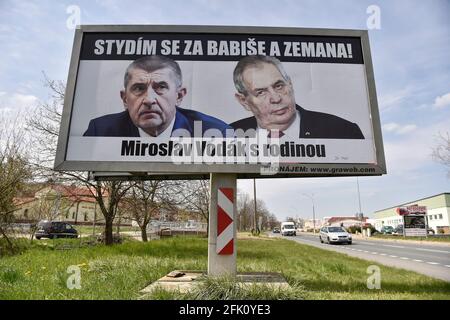 Hustopece, Tschechische Republik. April 2021. Die Plakatwand mit der Aufschrift „Ich schäme mich für Babis und Zeman!; Miroslav Vodak mit Familie“ und Fotos des tschechischen Ministerpräsidenten Andrej Babis, links, und des Präsidenten Milos Zeman, wurde in der Nähe der Hauptstraße in Hustopece, Tschechische Republik, eingeklebt, abgebildet am 27. April 2021. Quelle: Vaclav Salek/CTK Photo/Alamy Live News Stockfoto