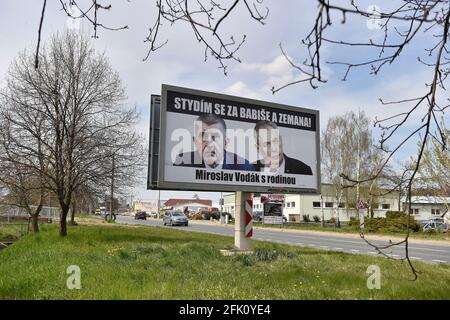 Hustopece, Tschechische Republik. April 2021. Die Plakatwand mit der Aufschrift „Ich schäme mich für Babis und Zeman!; Miroslav Vodak mit Familie“ und Fotos des tschechischen Ministerpräsidenten Andrej Babis, links, und des Präsidenten Milos Zeman, wurde in der Nähe der Hauptstraße in Hustopece, Tschechische Republik, eingeklebt, abgebildet am 27. April 2021. Quelle: Vaclav Salek/CTK Photo/Alamy Live News Stockfoto