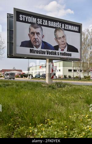 Hustopece, Tschechische Republik. April 2021. Die Plakatwand mit der Aufschrift „Ich schäme mich für Babis und Zeman!; Miroslav Vodak mit Familie“ und Fotos des tschechischen Ministerpräsidenten Andrej Babis, links, und des Präsidenten Milos Zeman, wurde in der Nähe der Hauptstraße in Hustopece, Tschechische Republik, eingeklebt, abgebildet am 27. April 2021. Quelle: Vaclav Salek/CTK Photo/Alamy Live News Stockfoto