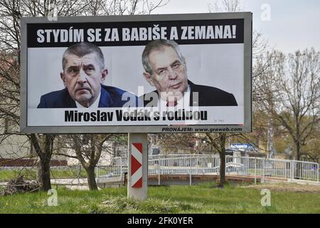 Hustopece, Tschechische Republik. April 2021. Die Plakatwand mit der Aufschrift „Ich schäme mich für Babis und Zeman!; Miroslav Vodak mit Familie“ und Fotos des tschechischen Ministerpräsidenten Andrej Babis, links, und des Präsidenten Milos Zeman, wurde in der Nähe der Hauptstraße in Hustopece, Tschechische Republik, eingeklebt, abgebildet am 27. April 2021. Quelle: Vaclav Salek/CTK Photo/Alamy Live News Stockfoto