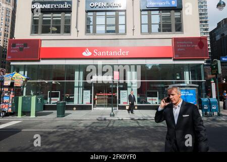 New York, USA. Oktober 2013. Am Donnerstag, dem 17. Oktober 2013, wird eine Filiale der Santander Bank, ehemals Sovereign Bank, am Herald Square in Midtown Manhattan in New York gesehen. (Foto von Richard B. Levine) Quelle: SIPA USA/Alamy Live News Stockfoto