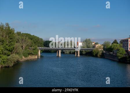 Logrono, Spanien : 2021. April 23 : Menschen in der Steinbrücke in Logrono, Region La Rja, Spanien 2021 Stockfoto