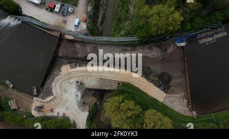 Luftaufnahme des Startens der £3 m langen Reparaturarbeiten am Fluss Aire bei Goole nach Überflutungen im Jahr 2020. Bilddatum: Dienstag, 27. April 2021. Stockfoto