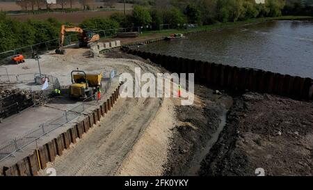 Luftaufnahme des Startens der £3 m langen Reparaturarbeiten am Fluss Aire bei Goole nach Überflutungen im Jahr 2020. Bilddatum: Dienstag, 27. April 2021. Stockfoto